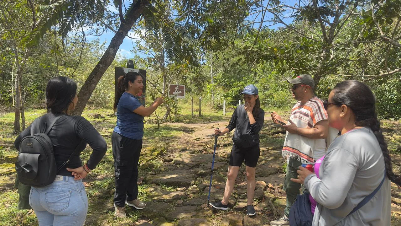 Visitantes junto a la Puerta de Orión